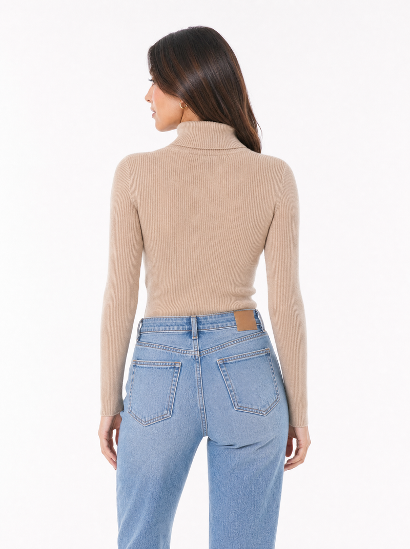Pull col roulé en maille côtelée